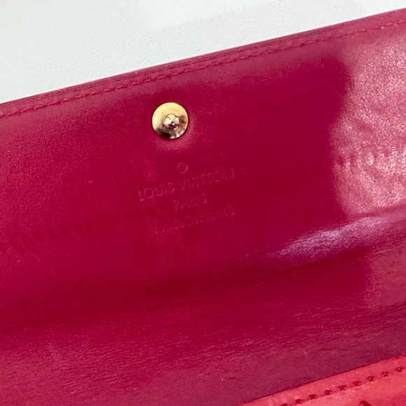 Authentic Louis Vuitton Sarah Wallet Vernis Red Pomme d’Amour - Picture 4 of 12